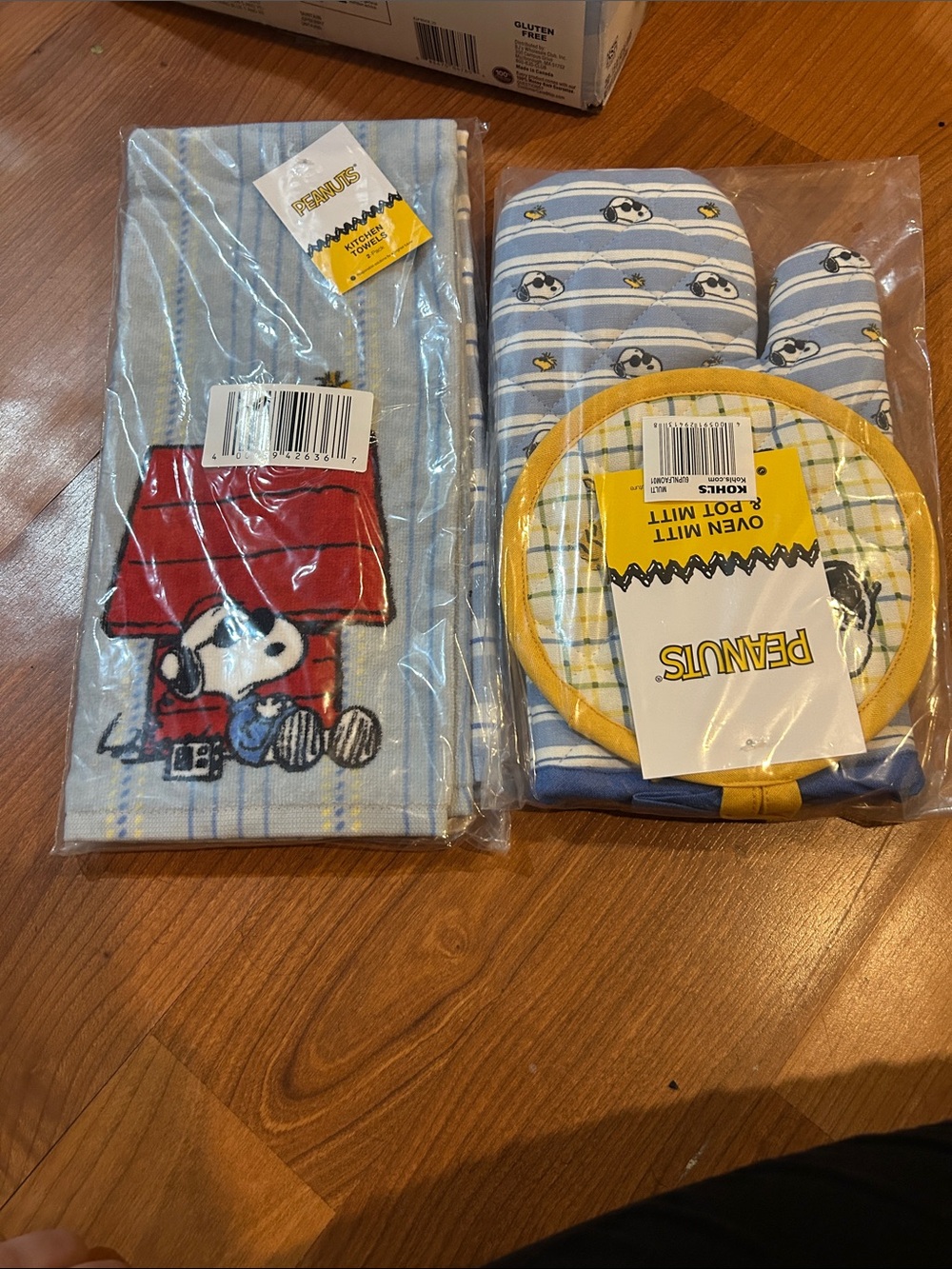 Peanuts Snoopy Kitchen Towel and Oven Mitt Set - Blue, Red, Yellow